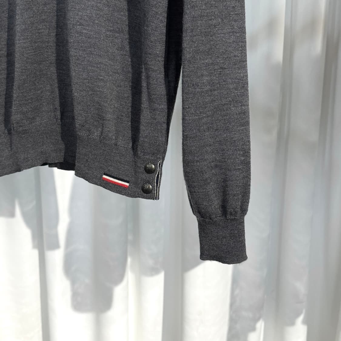 A+ / M (100) 몽클레어 브이넥 와펜 패치 니트 그레이 상품이미지2