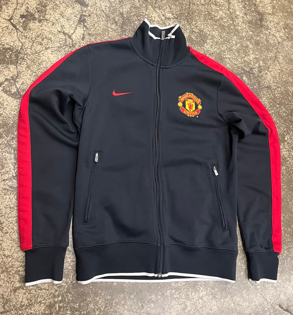 10s 나이키 맨체스터유나이티드 블랙 레드 트랙 자켓 상품이미지2