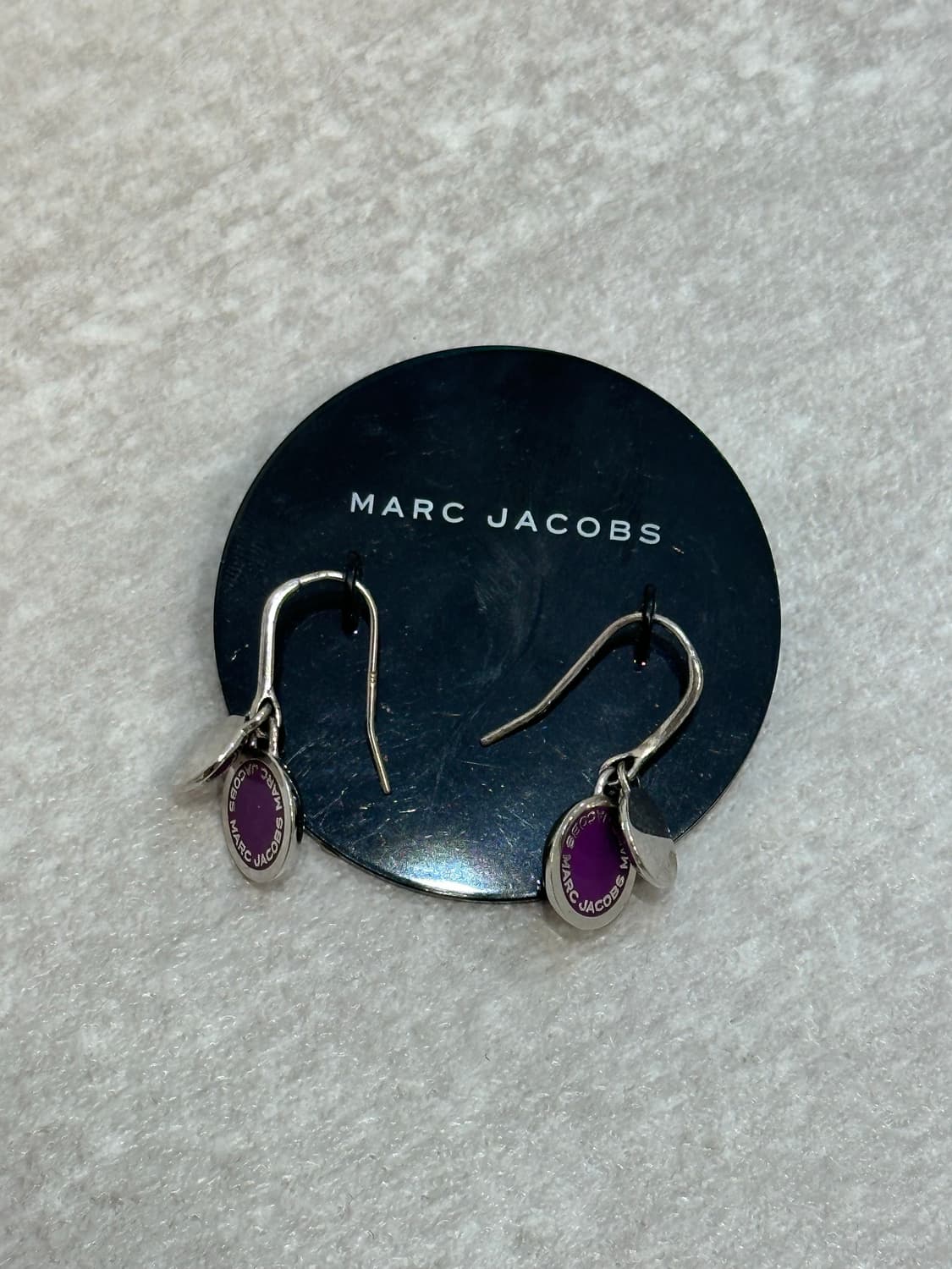 마크제이콥스 퍼플 로고 드롭 귀걸이 상품이미지1