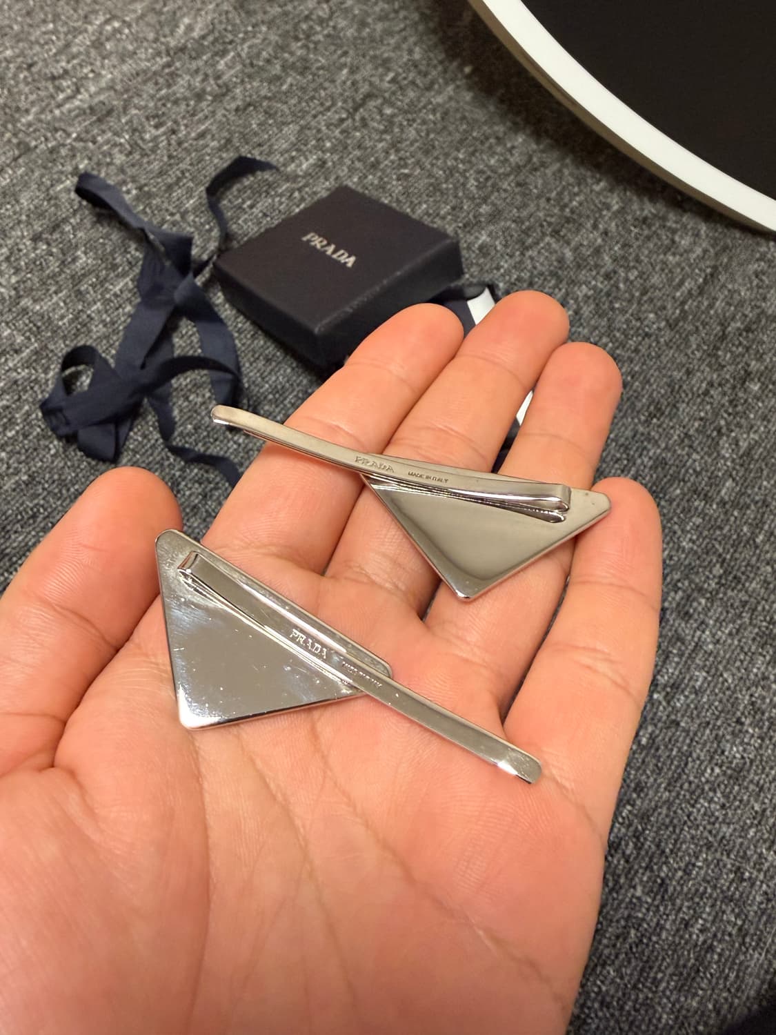 [ONE SIZE] 프라다 삼각로고 메탈 클립 헤어핀 블랙 상품이미지4