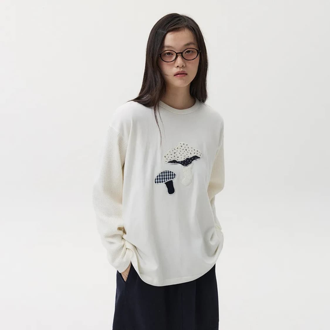 오헤시오 flower mushroom patch 플라워 머쉬룸 스웻셔츠 상품이미지1