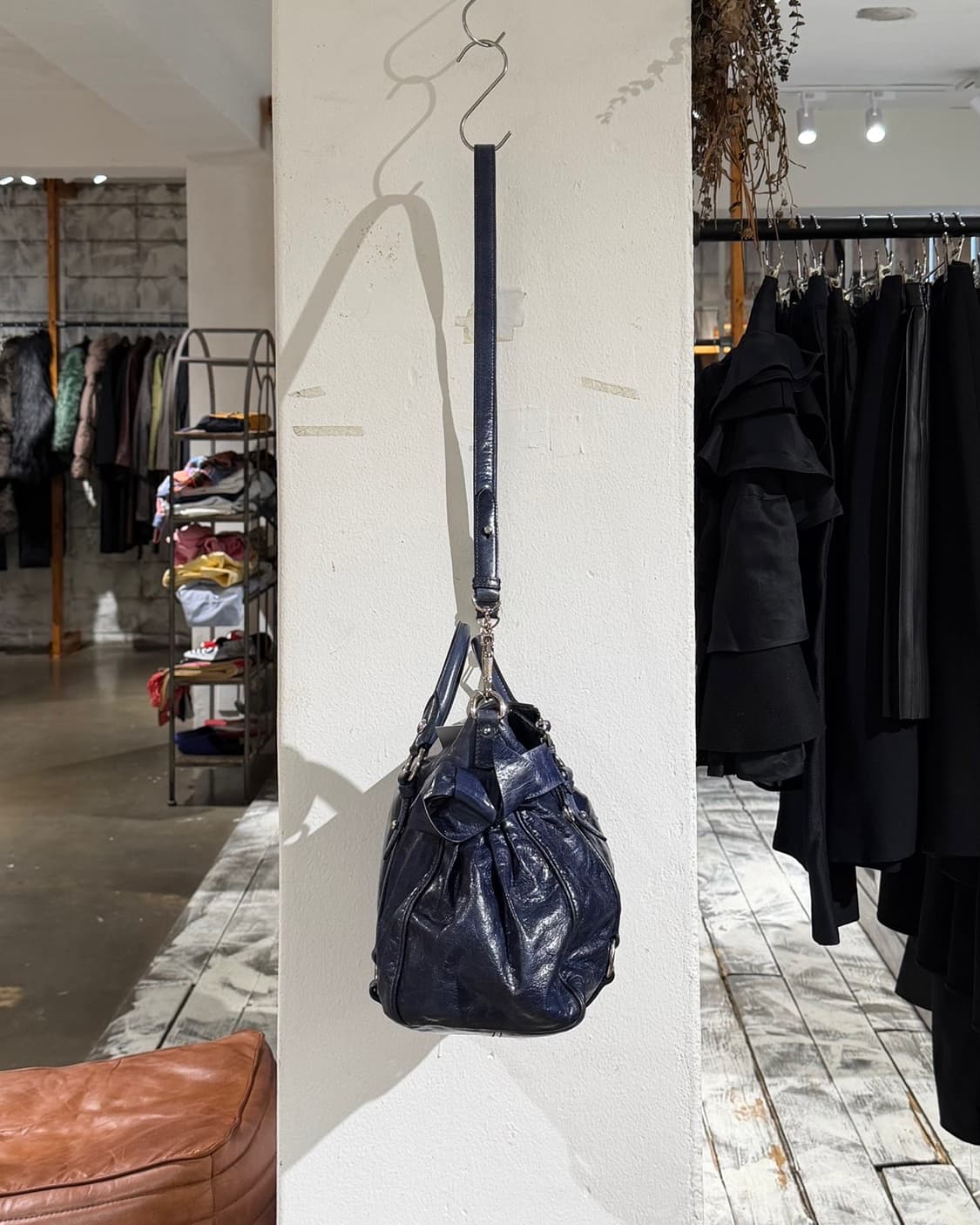 미우미우 네이비 블루 비텔로 럭스 레더 리본 사첼백 상품이미지3