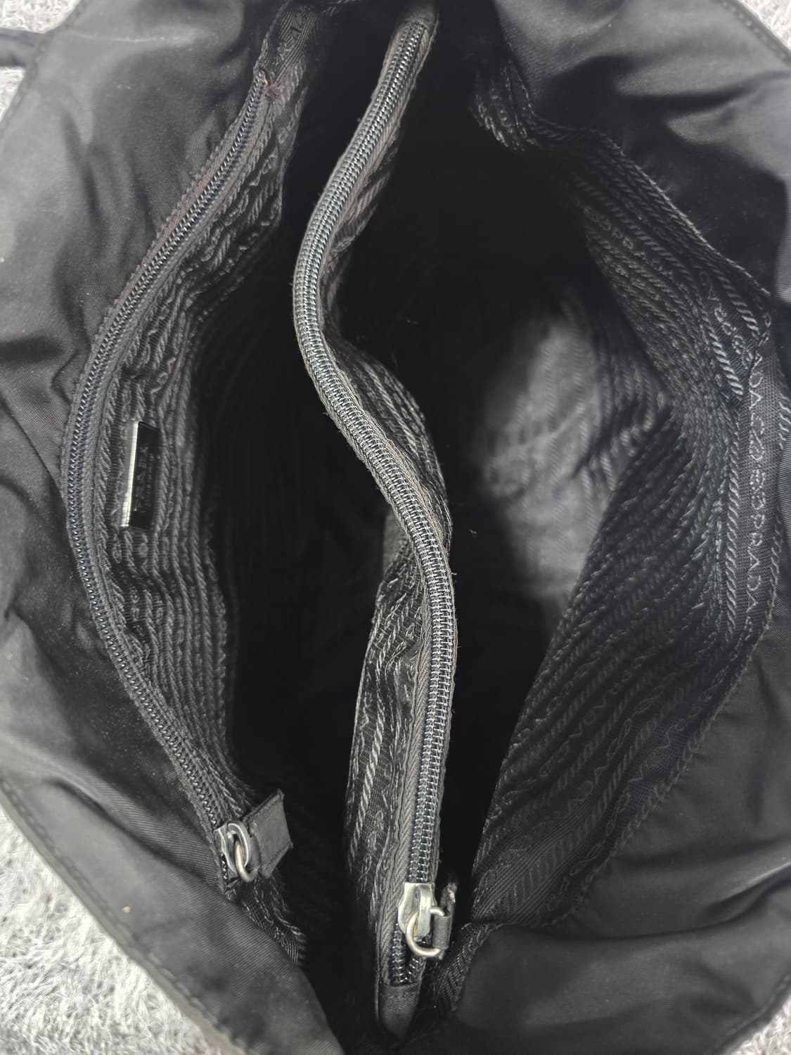 프라다 라일론 숄더백 상품이미지9