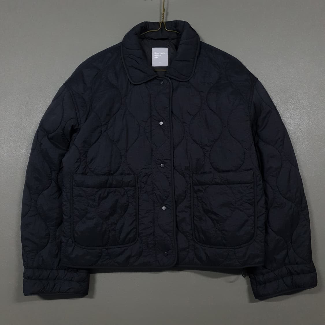 여성) 에잇세컨즈 신형 22FW 물결 퀼팅 쇼트 패딩 점퍼 자켓 블랙 상품이미지1