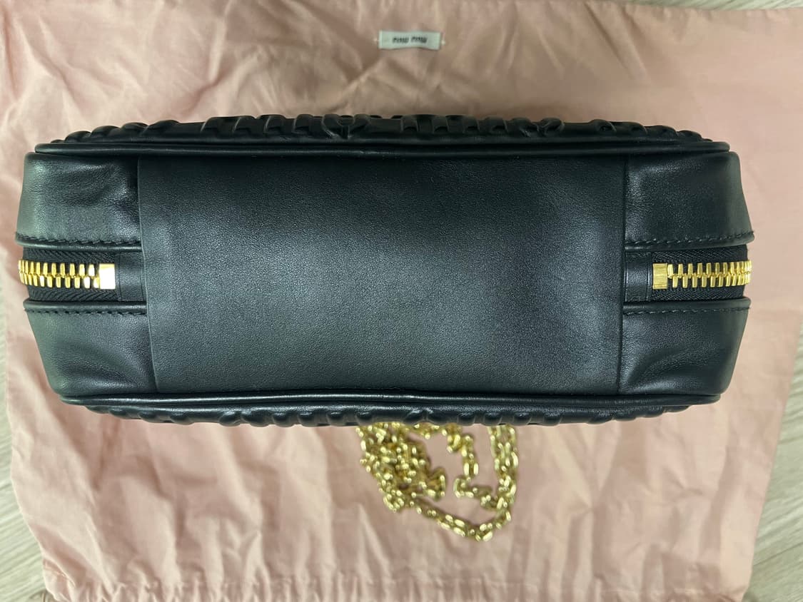 미우미우 엠보싱 로고 블랙 체인백 상품이미지3