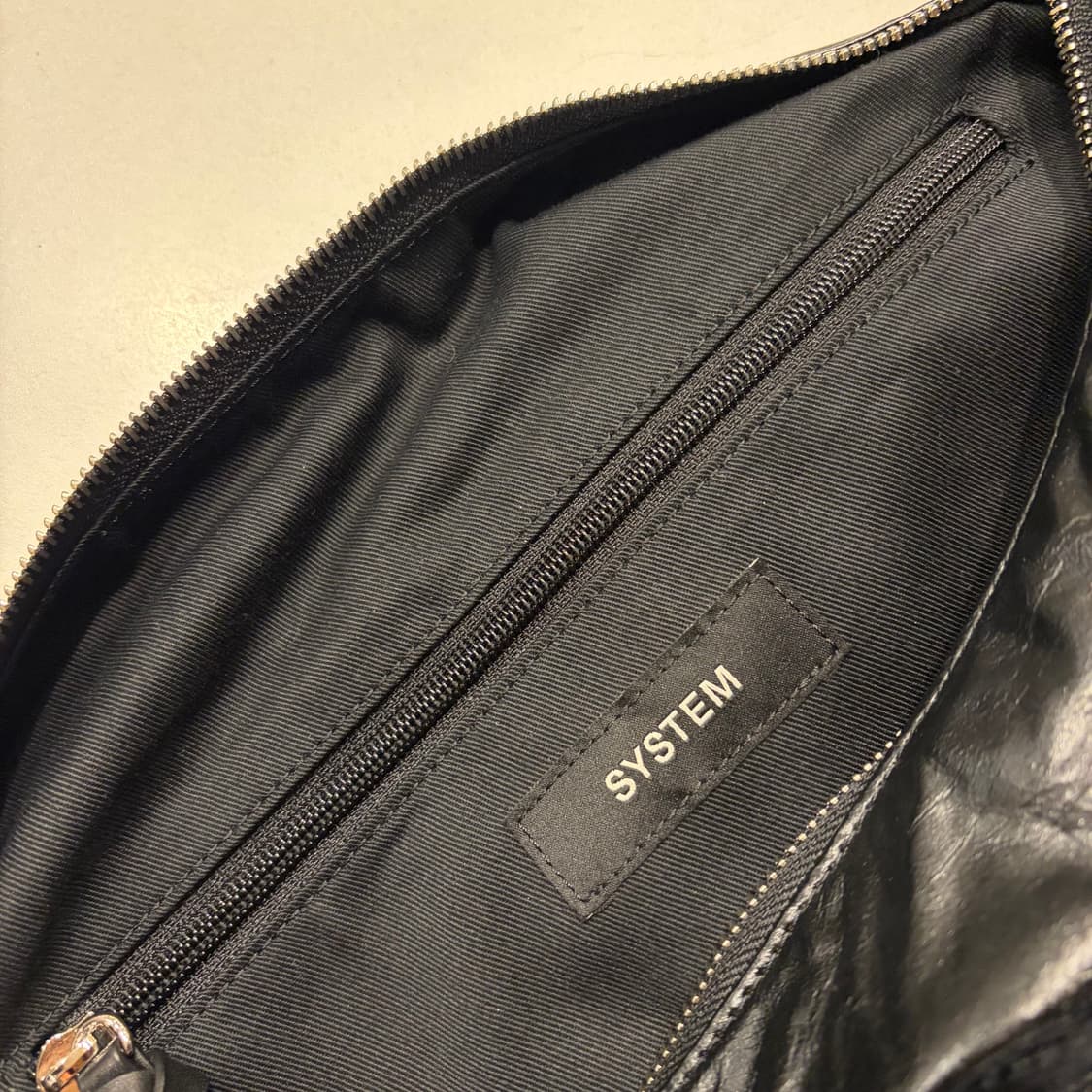 24ss SYSTEM 시스템 크랙 호보백 블랙 레더 상품이미지7