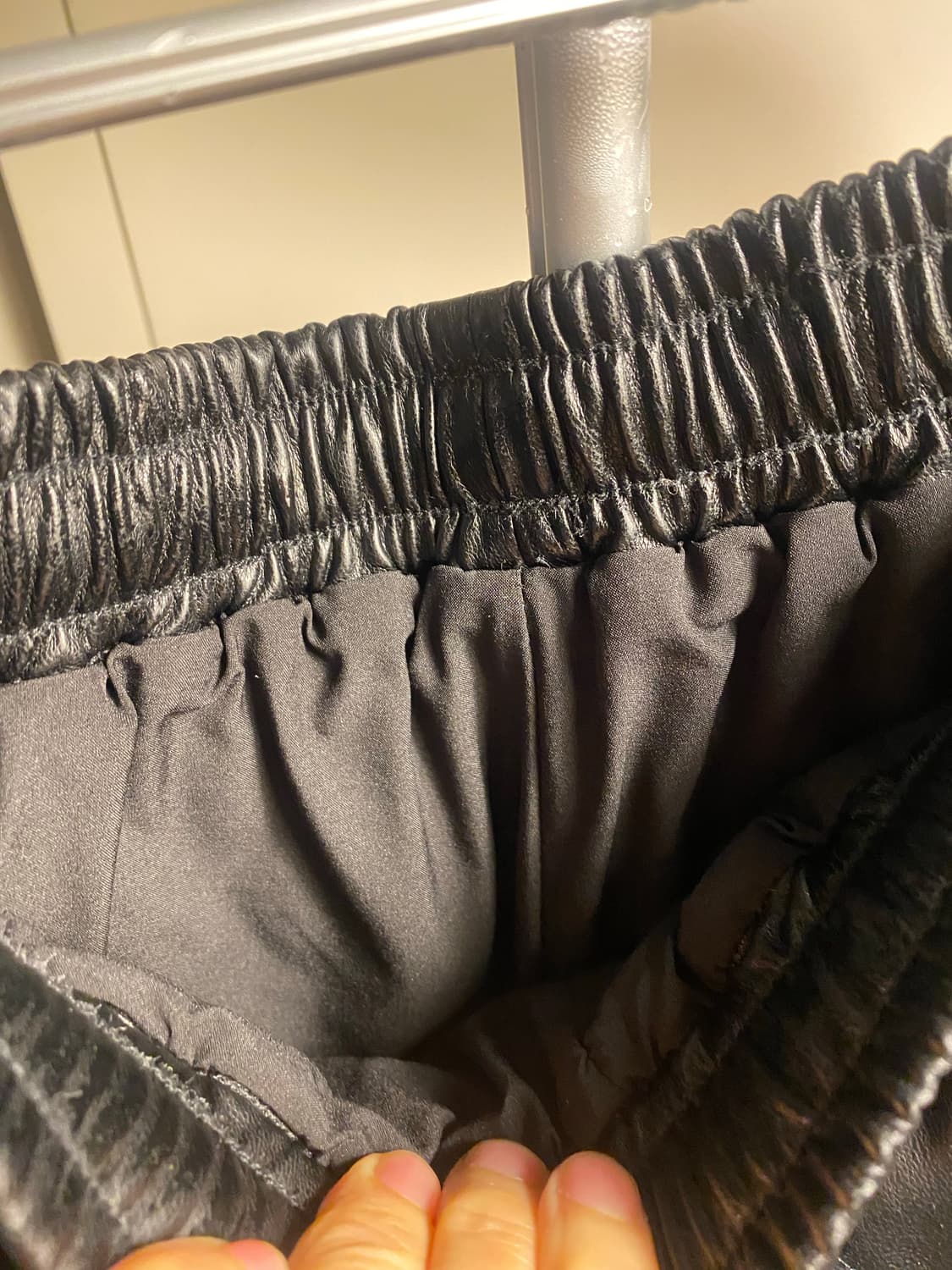 블랙 퀼팅 레더 반바지 상품이미지5