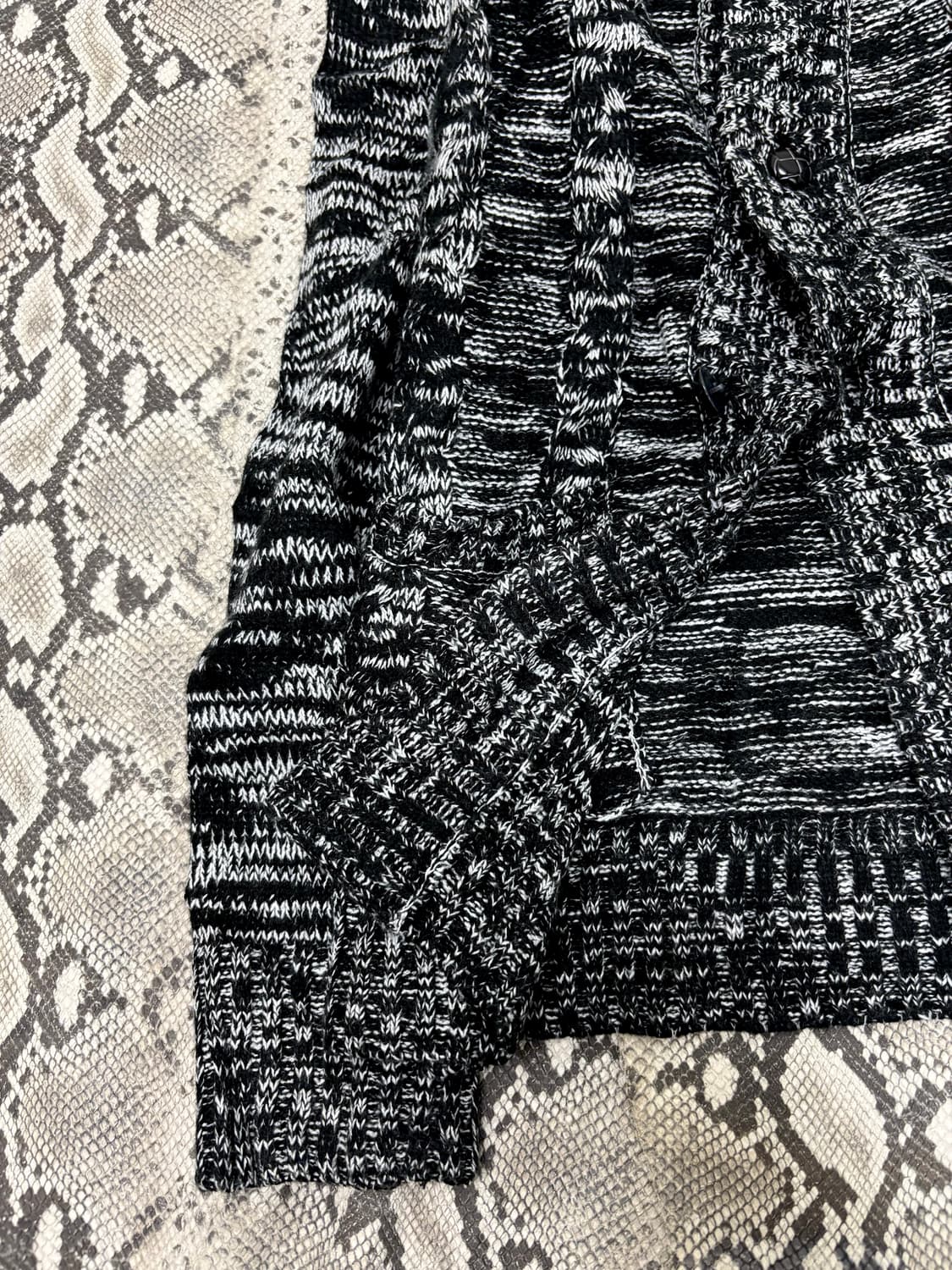 “Vintage” Y2K MoodBlack&Grey Cardigan 상품이미지2