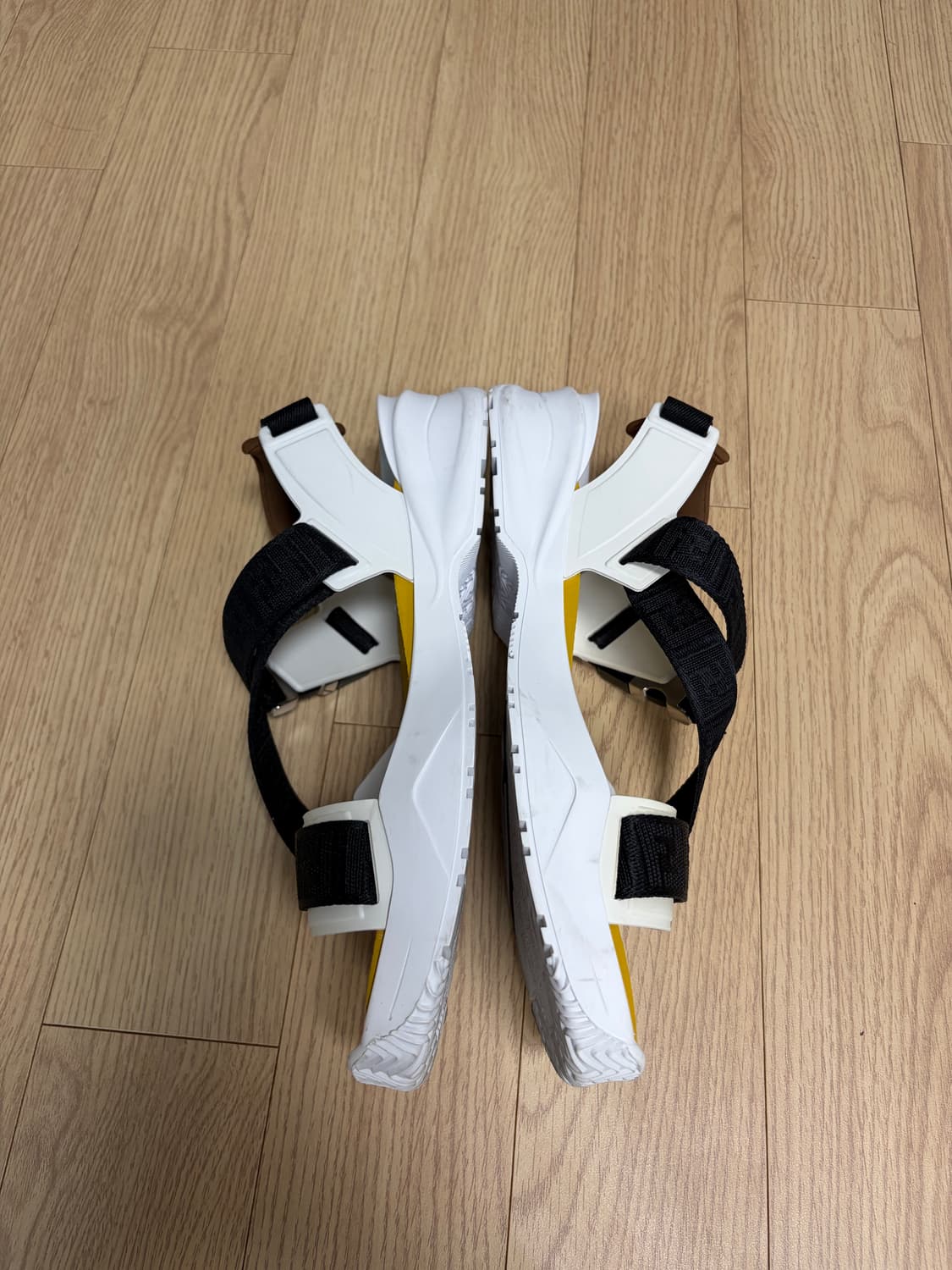 펜디 플로우 남성 샌들  상품이미지2