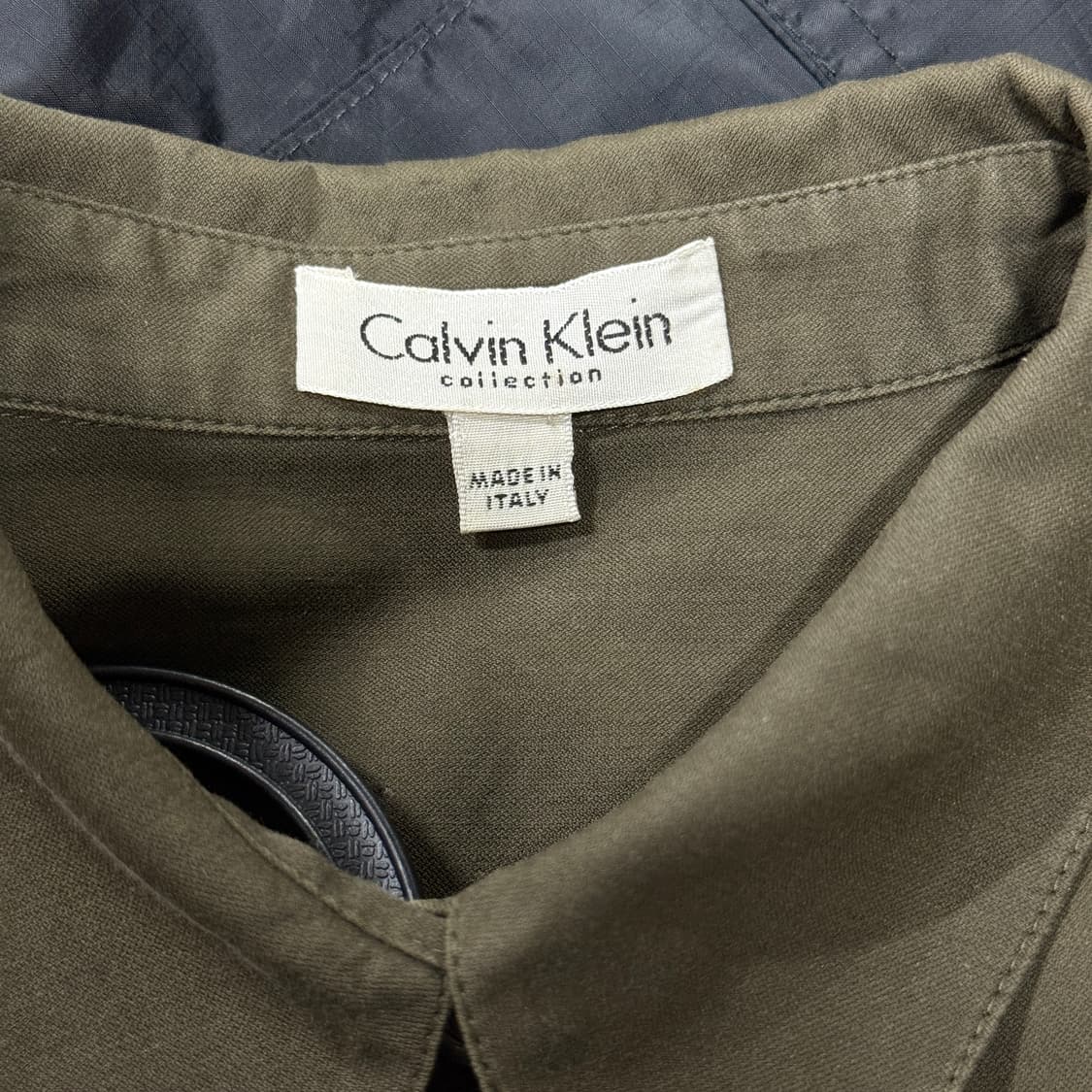 켈빈클라인 이태리 딥 카키 크롭 셔츠 블라우스 상품이미지4