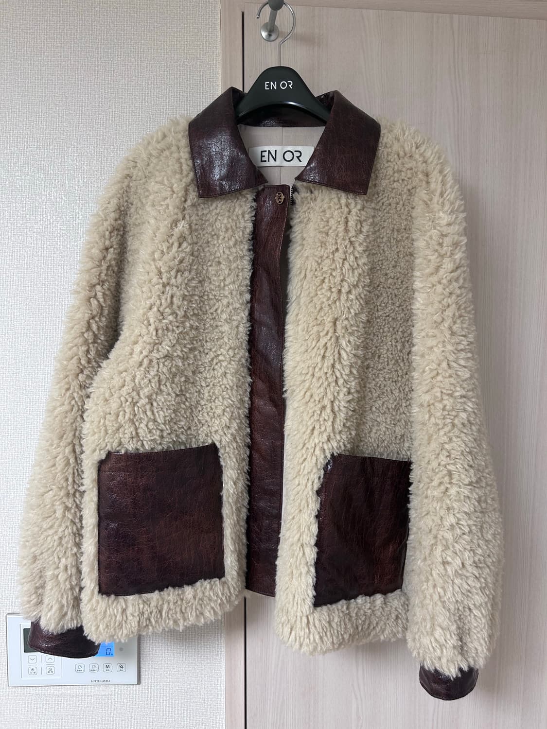 엔오르 LEATHER COLORED FUR JACKET - BEIGE 상품이미지2