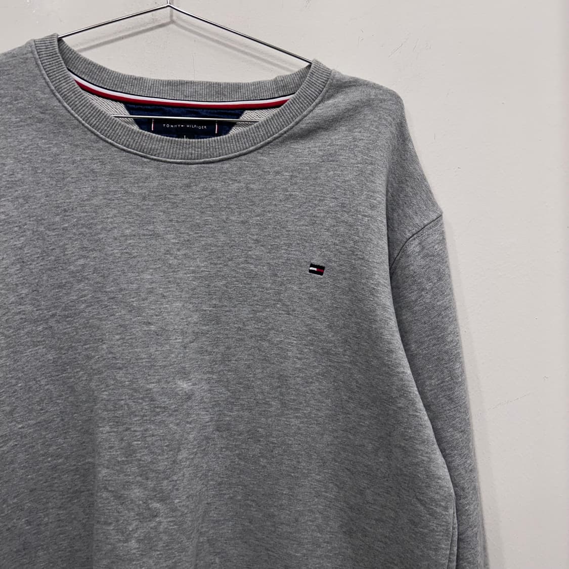 타미힐피거 스몰로고 베이직 라운드 맨투맨 상품이미지1