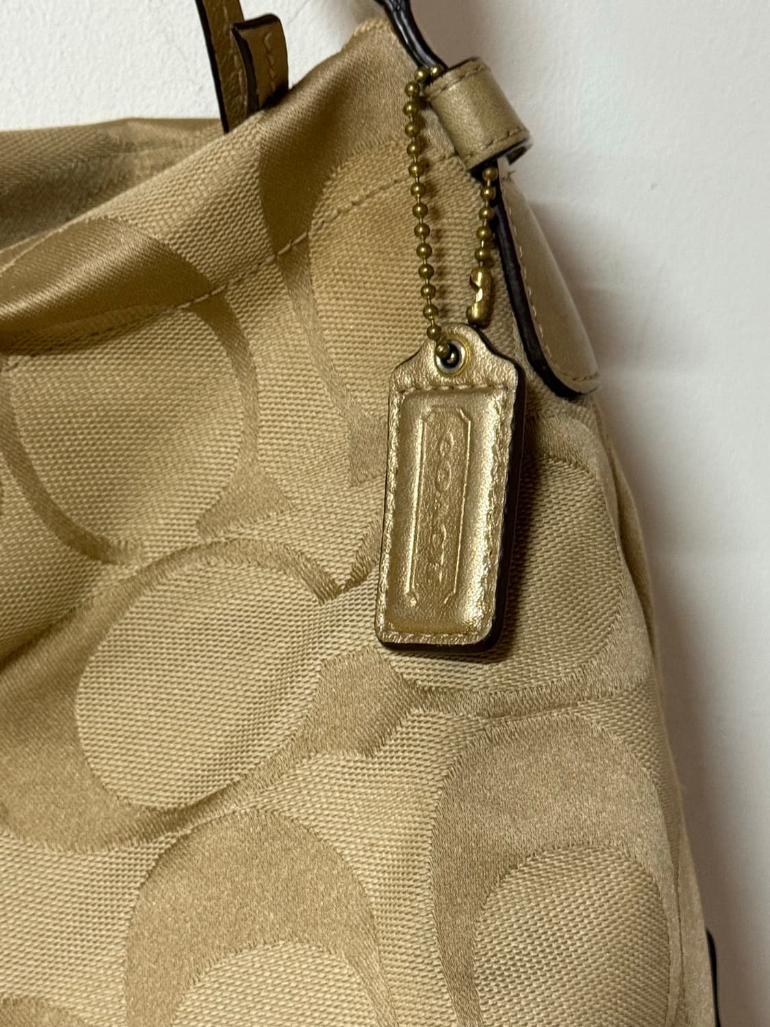 코치 Y2K 시그니처 모노그램 숄더백 베이지 상품이미지4