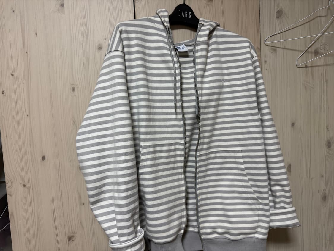 더콜디스트모먼트 집업 상품이미지1