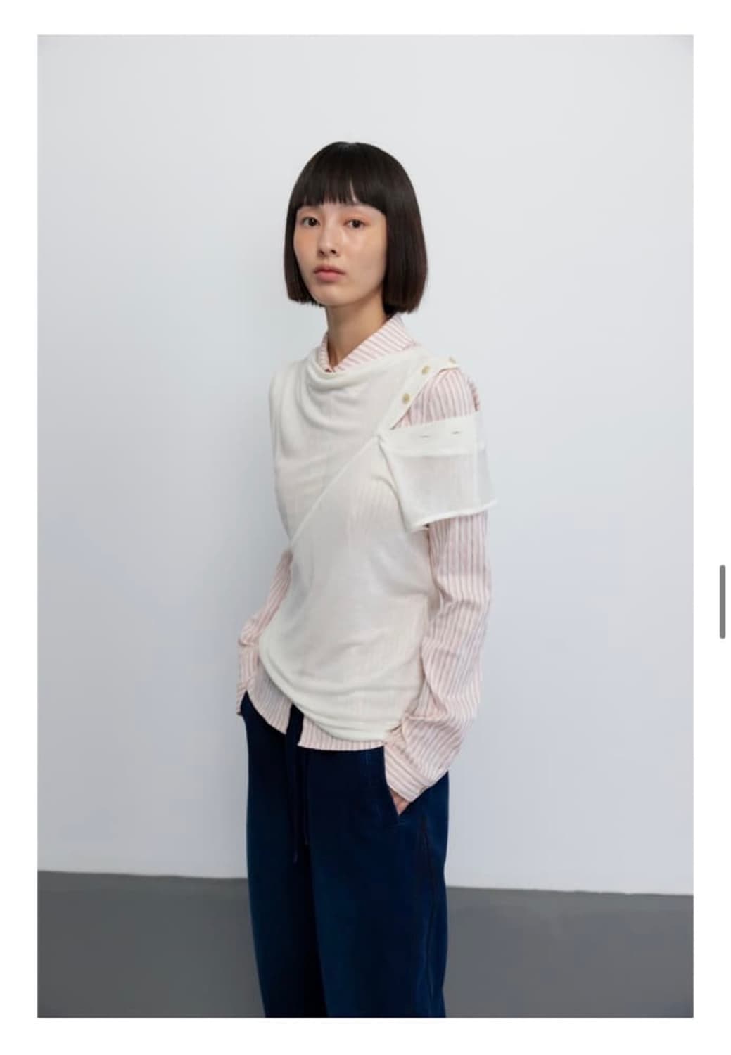 Button slit tight top/white 상품이미지3