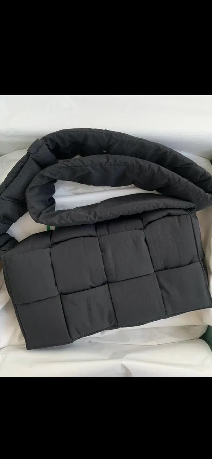 보테가베네타 패디드 카세트백 상품이미지3