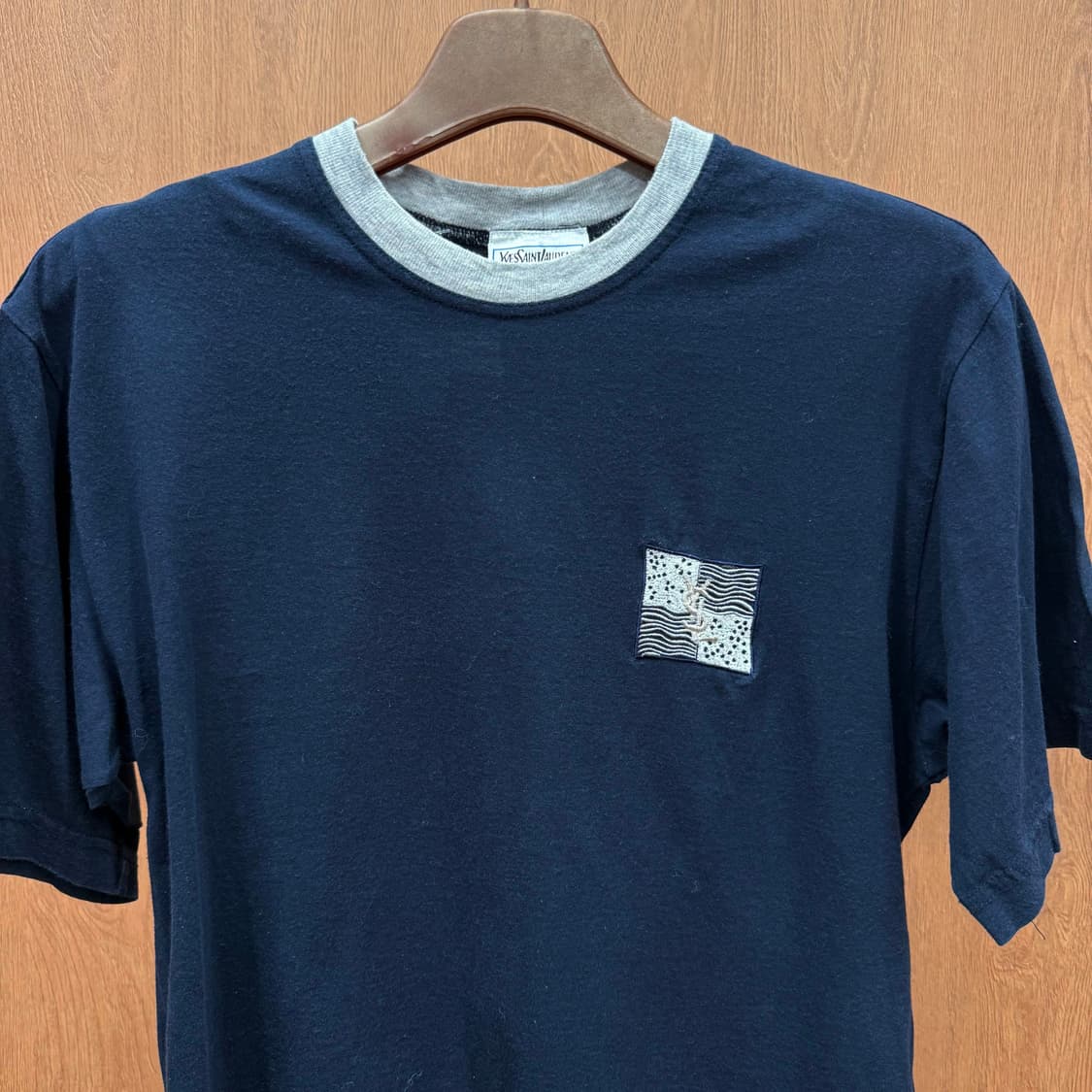 입생로랑 반팔 티셔츠 크리에이션 YSL 빅로고 백프린트 디테일 네이비 상품이미지4