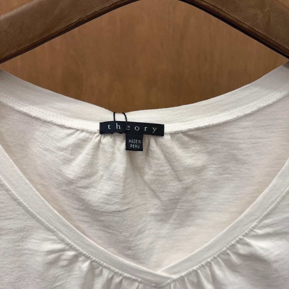 띠어리 반팔 티셔츠 퍼프 슬리브 브이넥 셔링 디테일 슬림핏 화이트 상품이미지6