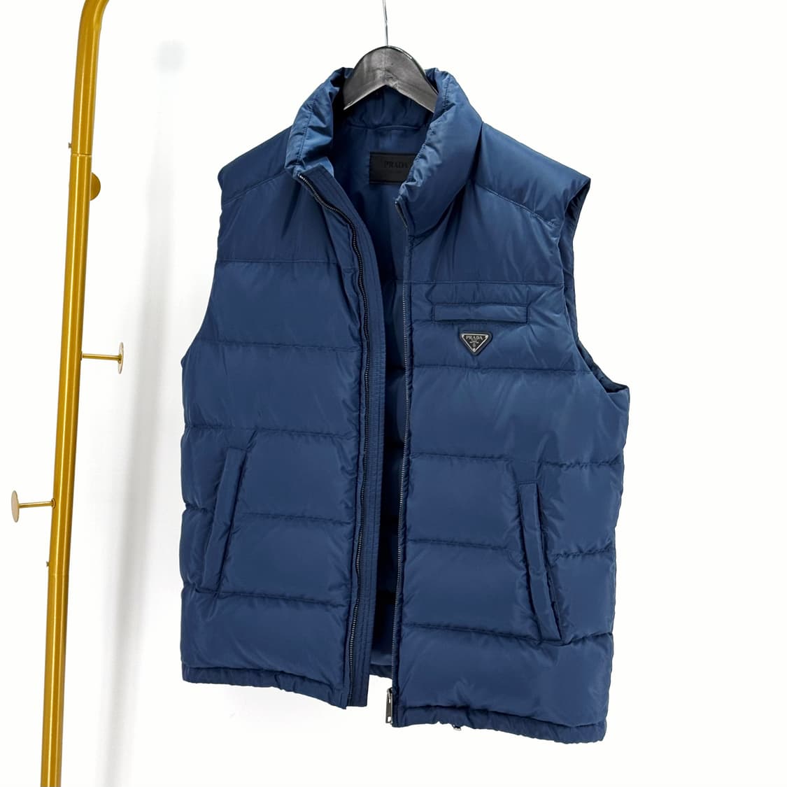 [54사이즈] 프라다 삼각로고 조끼 패딩 베스트 (SGJ191) 상품이미지4