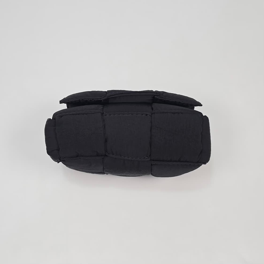 보테가베네타 패딩 카세트 미니 크로스백 상품이미지7