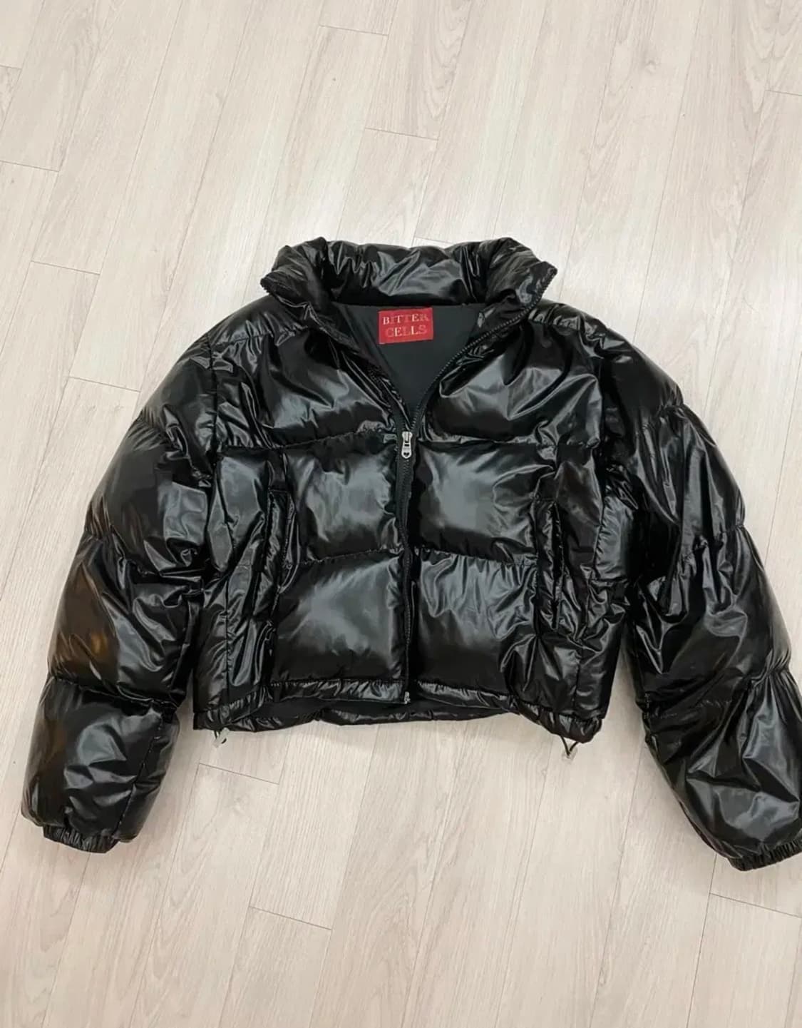 블랙) 비터셀즈패딩 비터샐즈패딩 크롭패딩 유광패딩 숏패딩 에이블리 상품이미지9