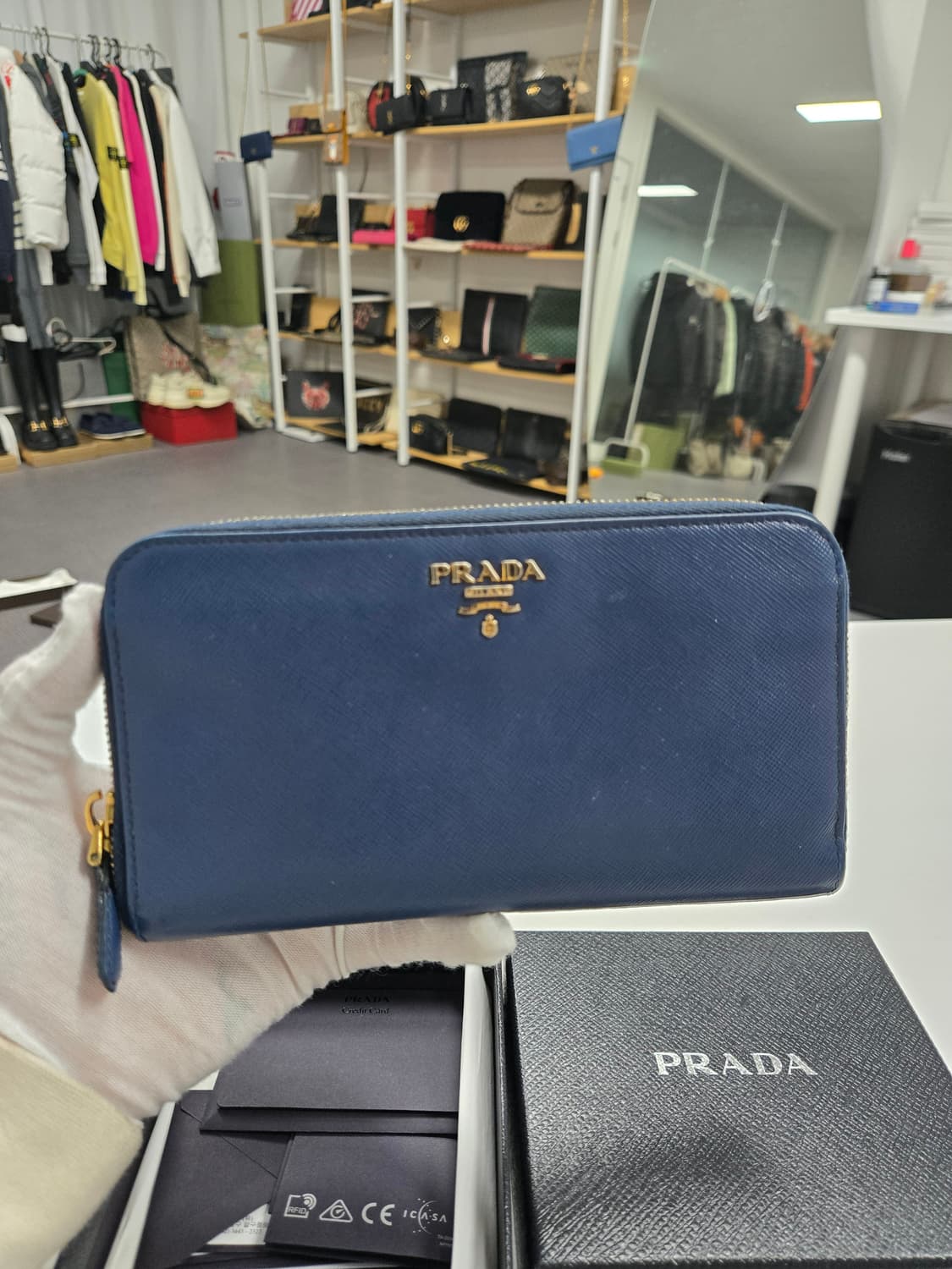 [50%할인] 프라다 지퍼돌이 장지갑 상품이미지1