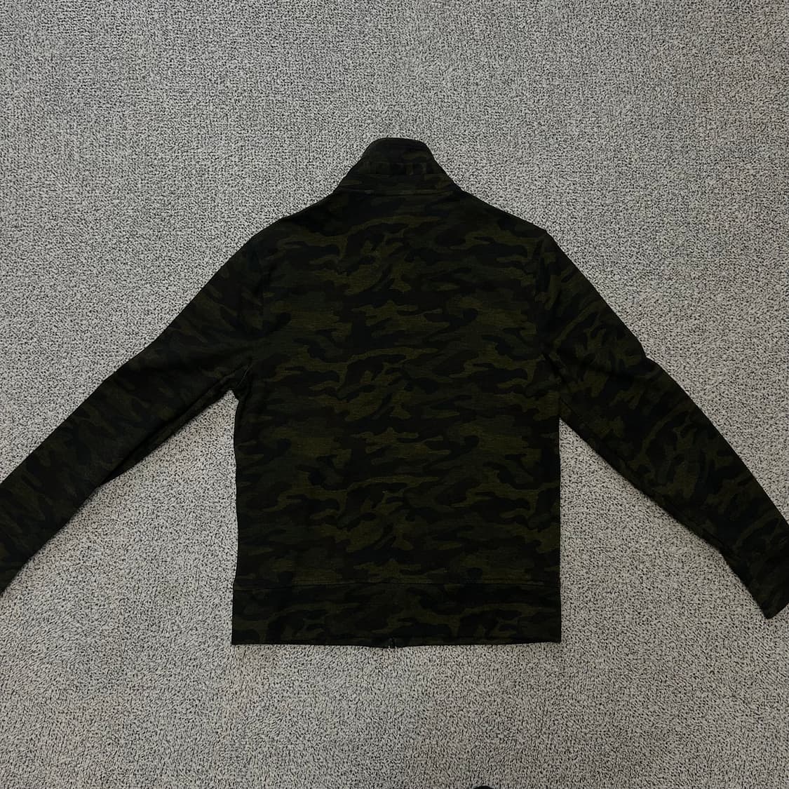 Banana Republic Dark Camo Zip-up Jacket. 상품이미지4