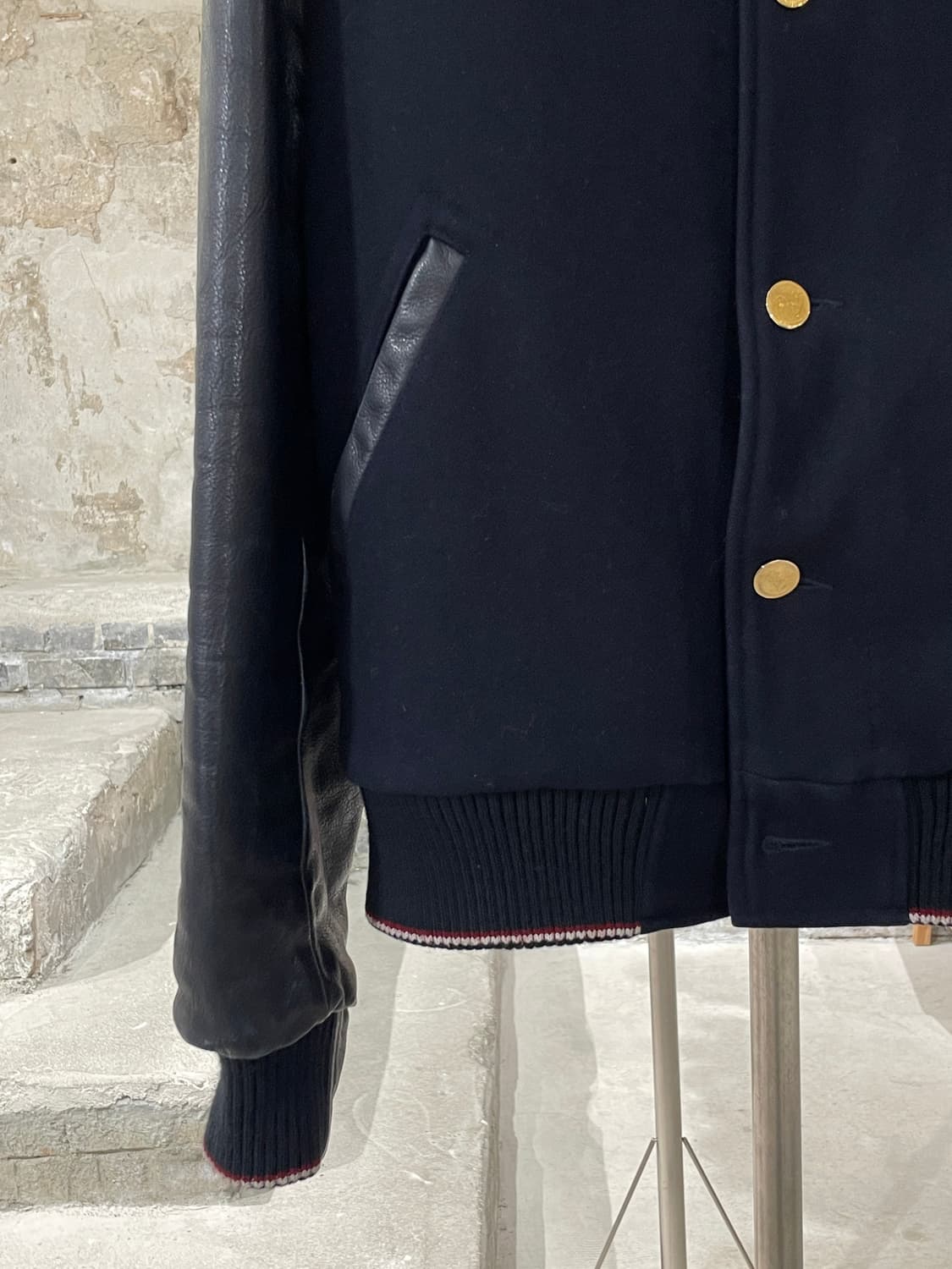 톰브라운 다크 네이비 금장 울 바시티 자켓 상품이미지4