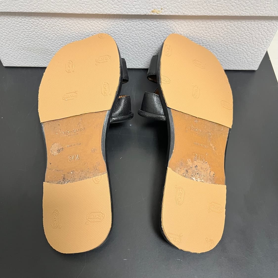 정품 34.5) 생로랑 블랙 Y 은장 로고 플랫 샌들 슬라이드 상품이미지4