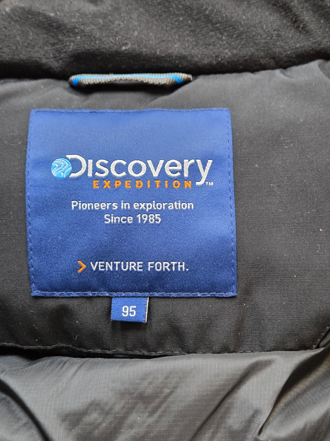 디스커버리 익스페디션 남성 블랙 패딩 95사이즈입니다. 후드에 털이 달려 상품이미지4