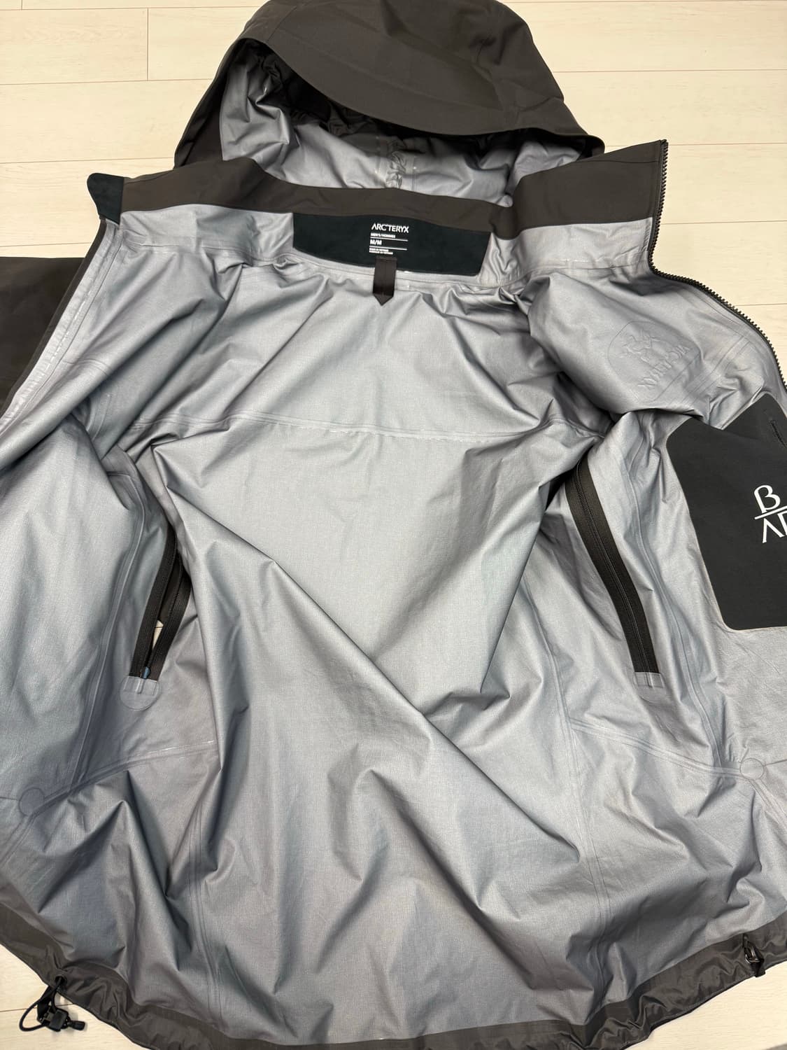 아크테릭스 베타 ar M 사이즈 블랙  한번 입었습니다  상태 9.9/1 상품이미지5