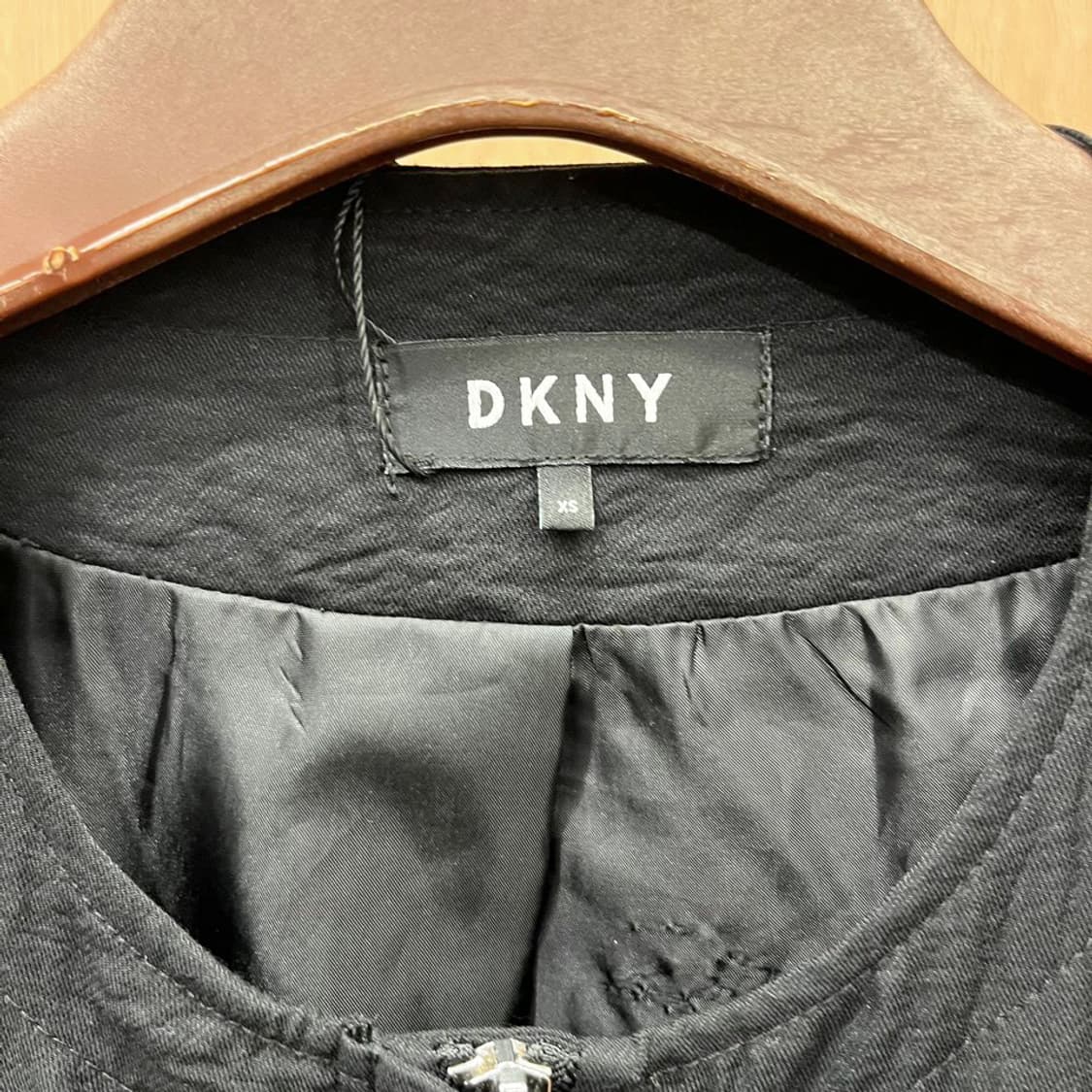 도나카란 뉴욕 크롭 자켓 더블 플랩 포켓 스트링 밑단 디테일 블랙 상품이미지6