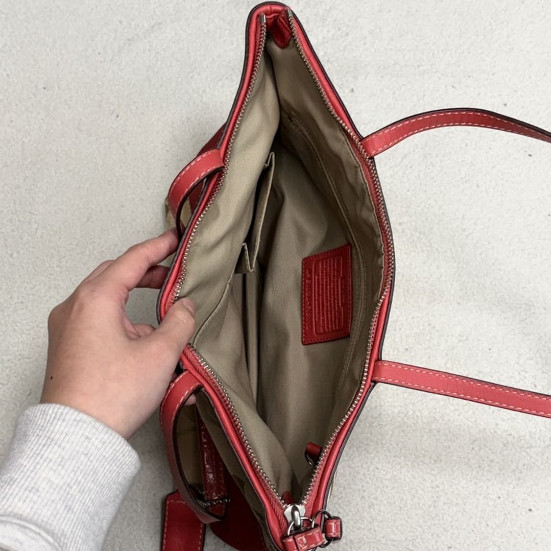 COACH 시그니처 스트라입 레드 토트백 상품이미지6