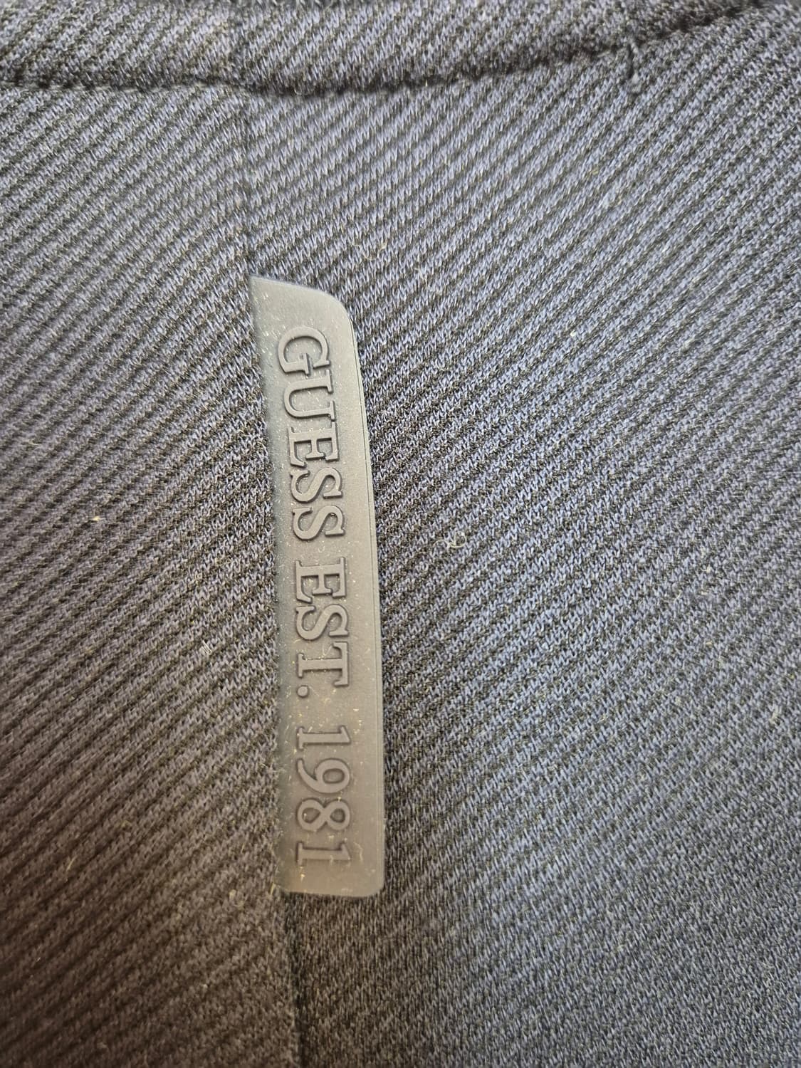 네이비 색상의 GUESS 남성 긴팔 티셔츠입니다. XL 사이즈이고, 95 상품이미지5