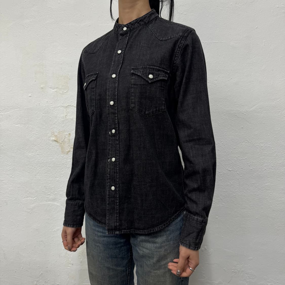 빔즈(BEAMS) 블랙컬러 워시드 웨스턴 버튼 논칼라 데님 셔츠 상품이미지1