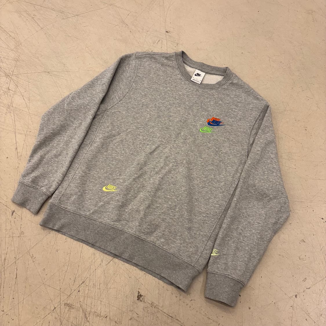 나이키 멀티로고 그레이 맨투맨 상품이미지1