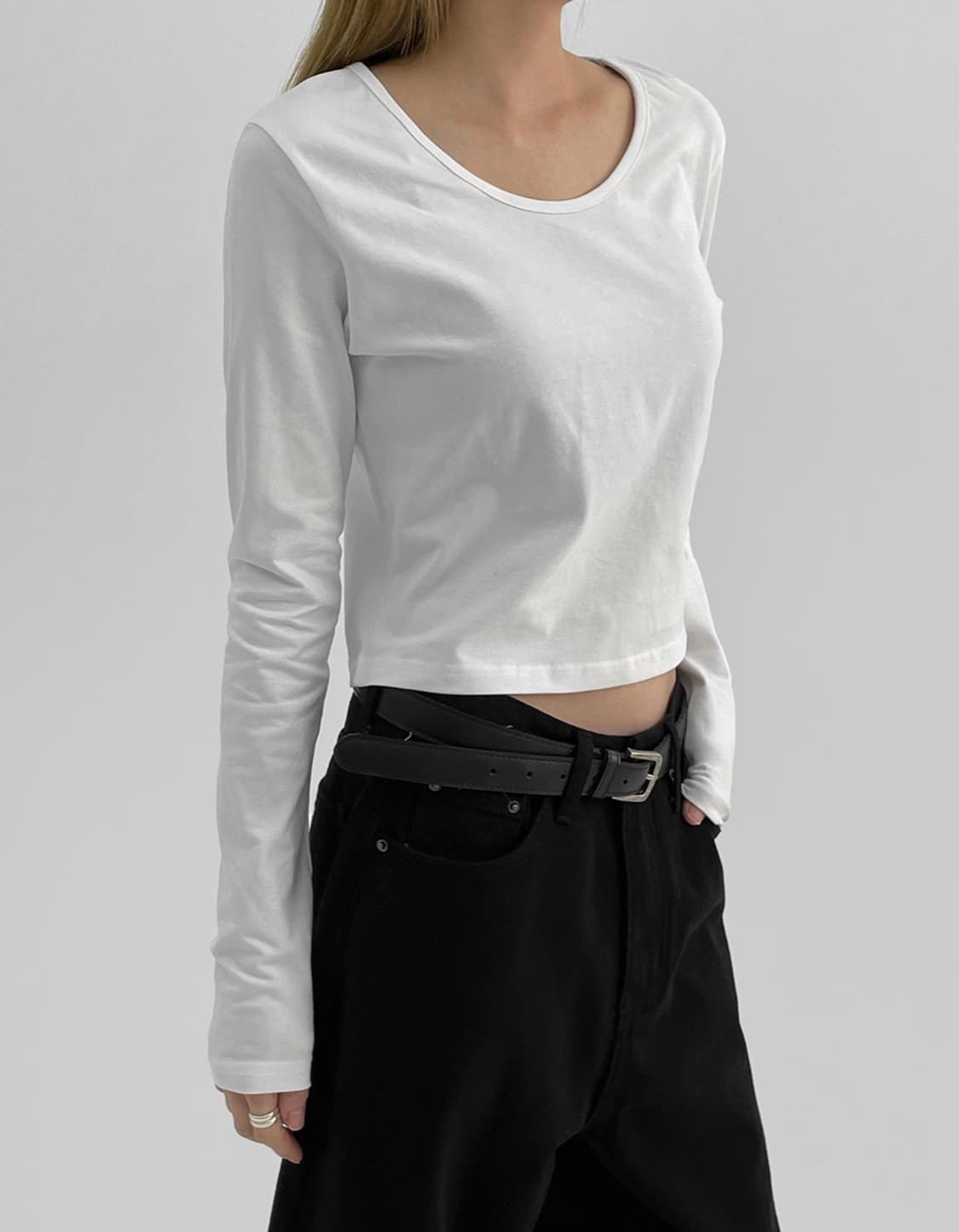 블랙업 수잔 유넥 크롭 긴팔티 상품이미지2