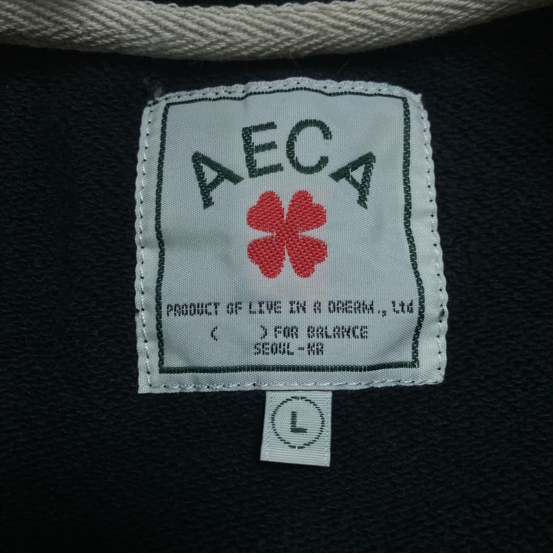 에이카 화이트 스몰 로고 블랙 미니멀 맨투맨 상품이미지3