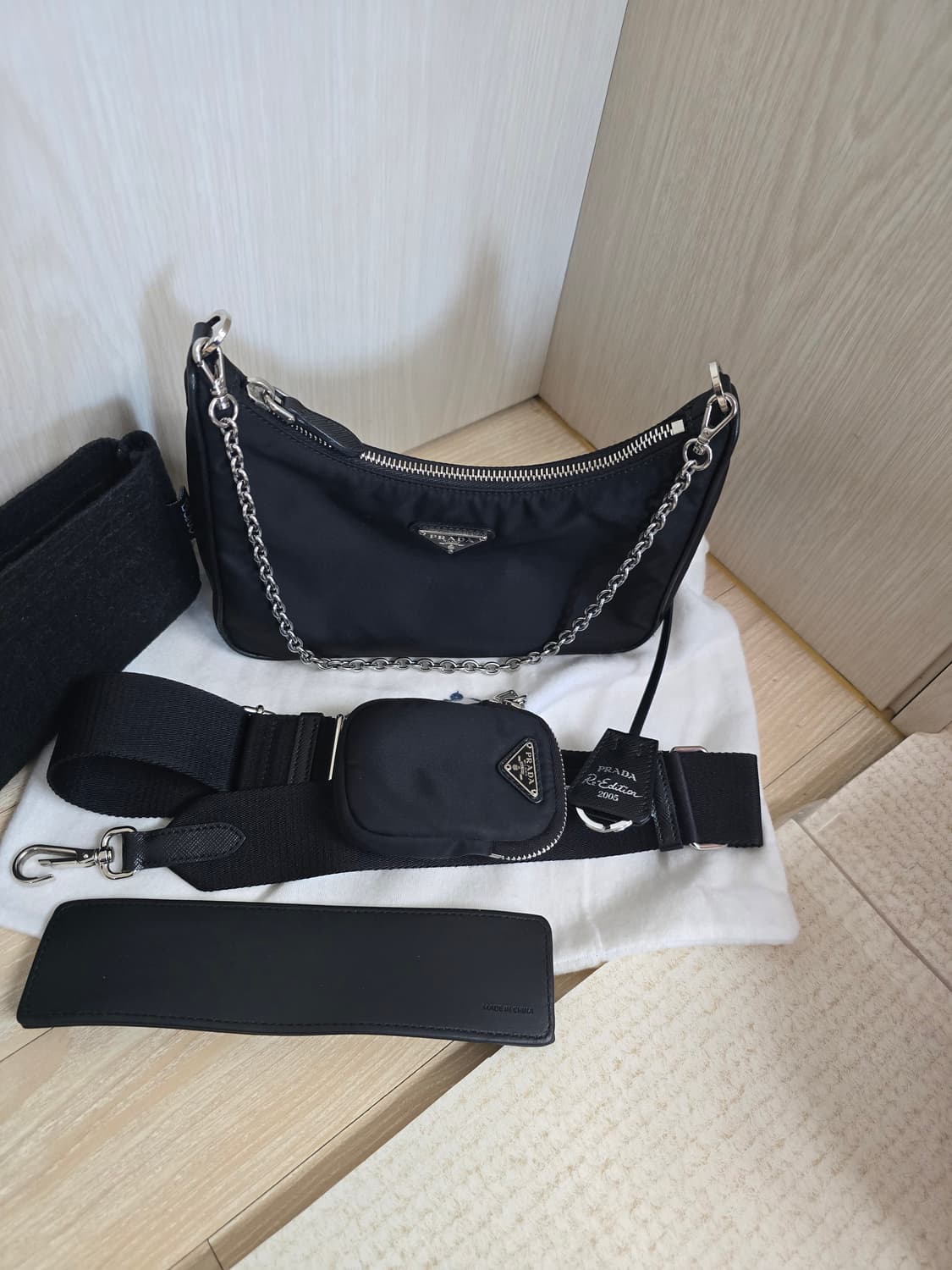 프라다 리에디션 2005 테수토 크로스백 상품이미지1