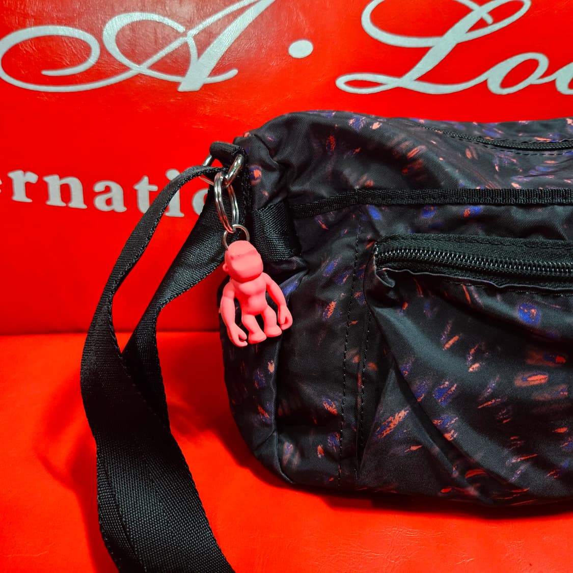 키플링(KIPLING) 핑크 몽키 레인보우 페인팅 크로스백  상품이미지2