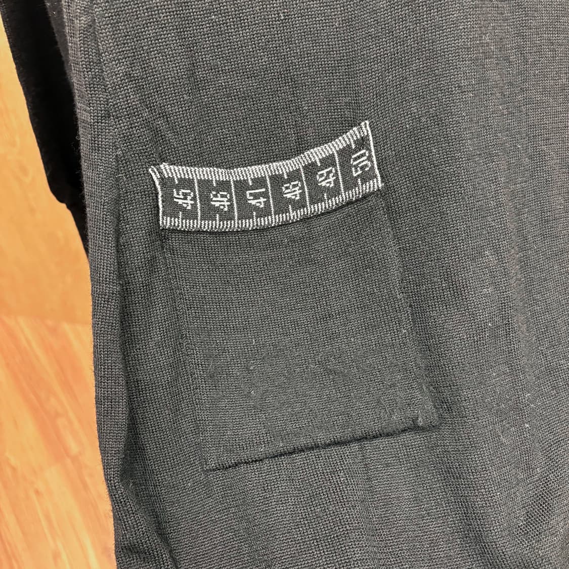 장폴고티에 브이넥 롱 니트 가디건 밑단 시보리 줄자 디테일 블랙 상품이미지6