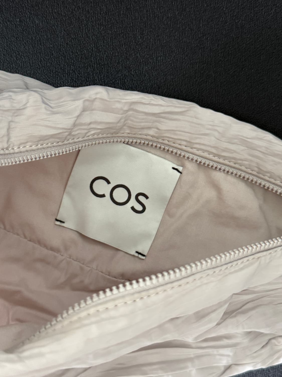 코스 cos 플리츠 크로스바디백 상품이미지3