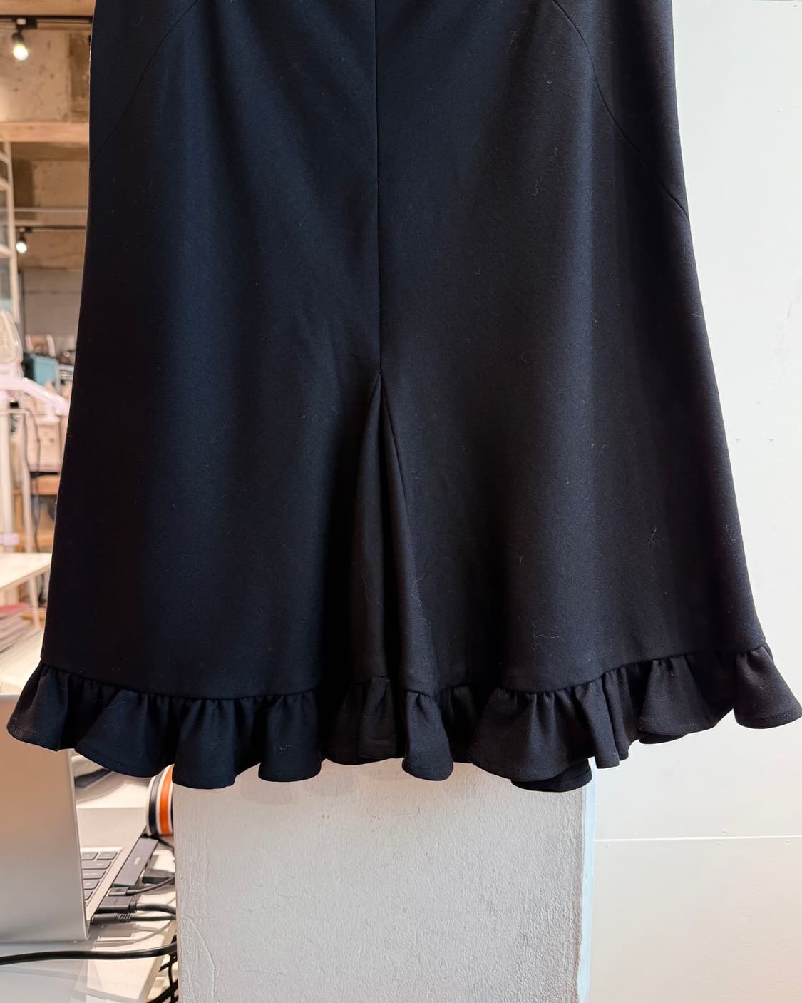 발렌시아가 블랙 프릴 미디스커트  상품이미지7