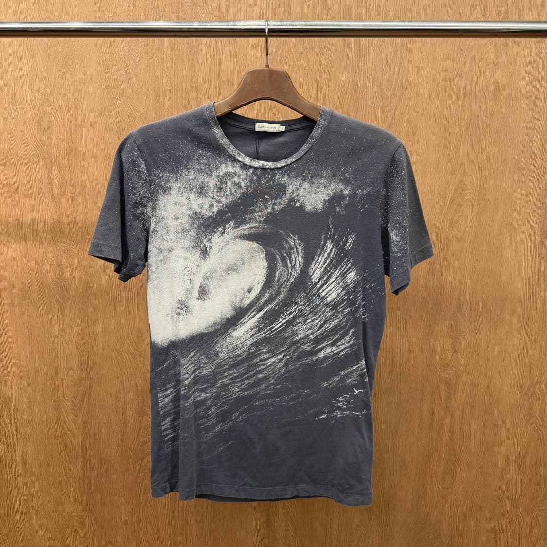 캘빈클라인 반팔 티셔츠 그래픽 프린팅 디테일 레귤러핏 차콜 그레이 상품이미지2