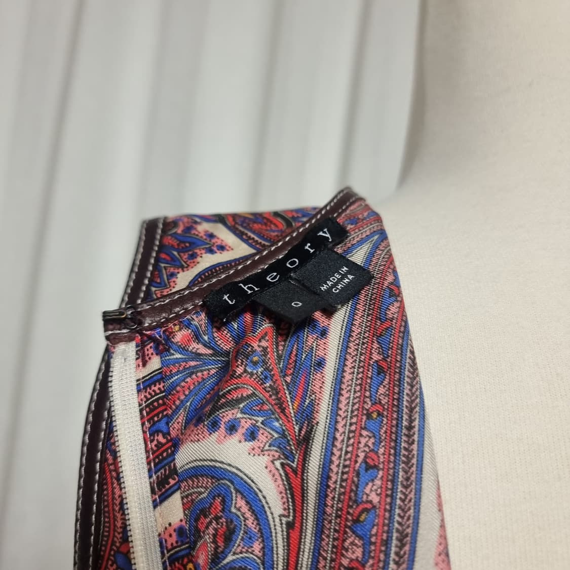 띠어리 실크100 양가죽트리밍 페이즐리 슬리브리스 원피스 (55/표기0) 상품이미지8