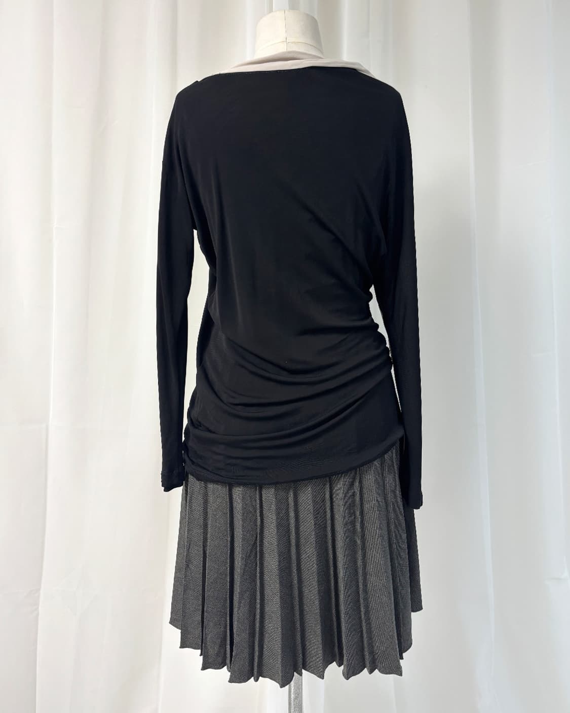 비대칭 암 배색 베이지 디자인 루즈핏 탑 상품이미지3