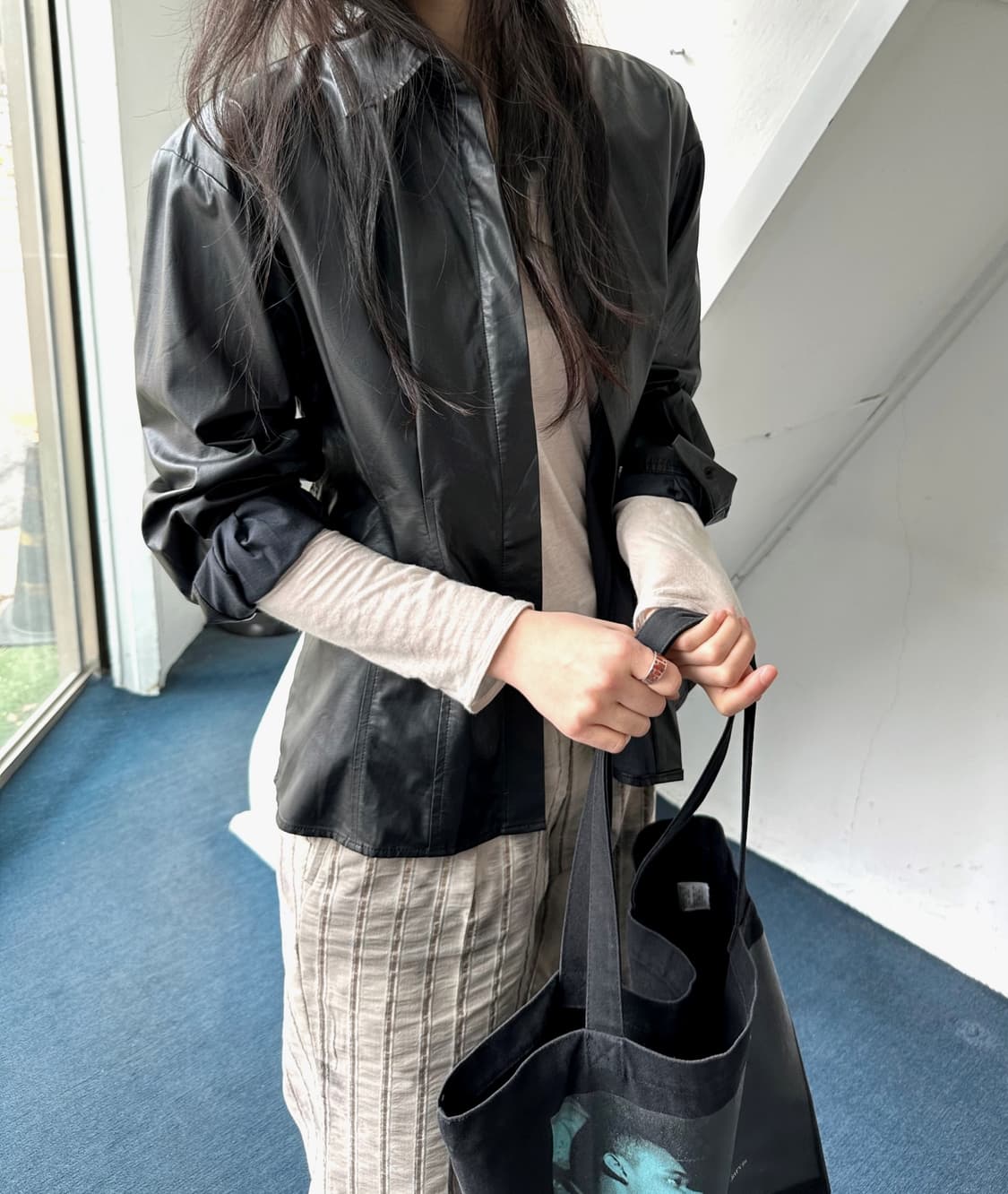 Fake leather design tuck shirt 상품이미지6