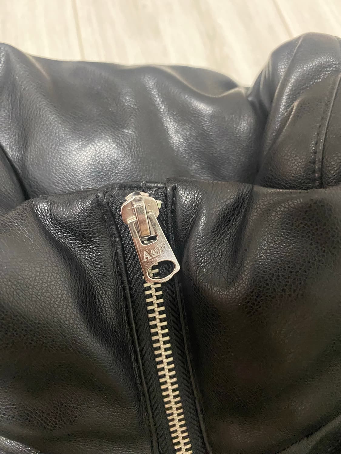 옷장장리중, 급처, 아베크롬비 가죽 패딩 상품이미지3