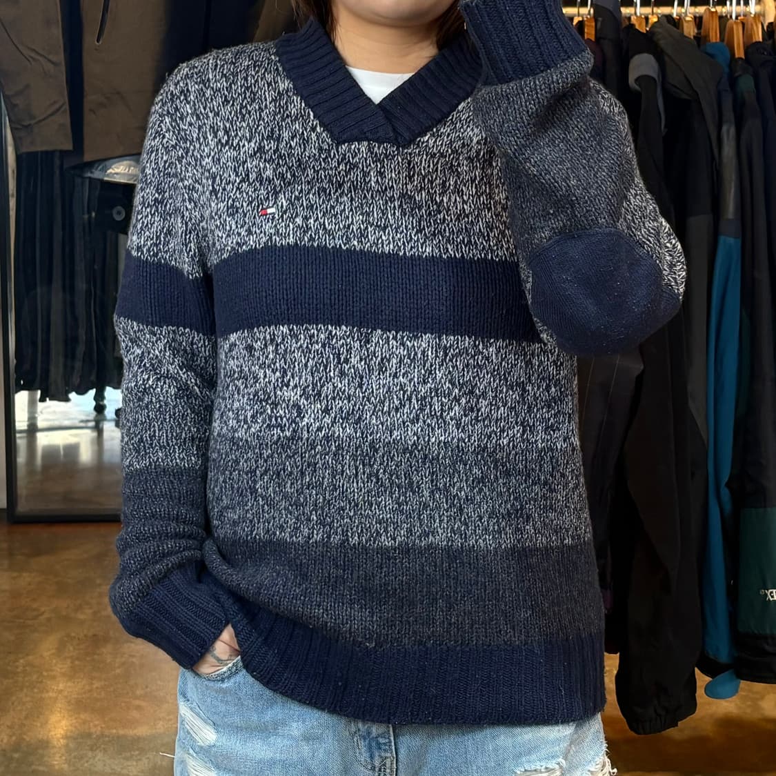 타미힐피거 브이넥 배색 보카시 니트 상품이미지1