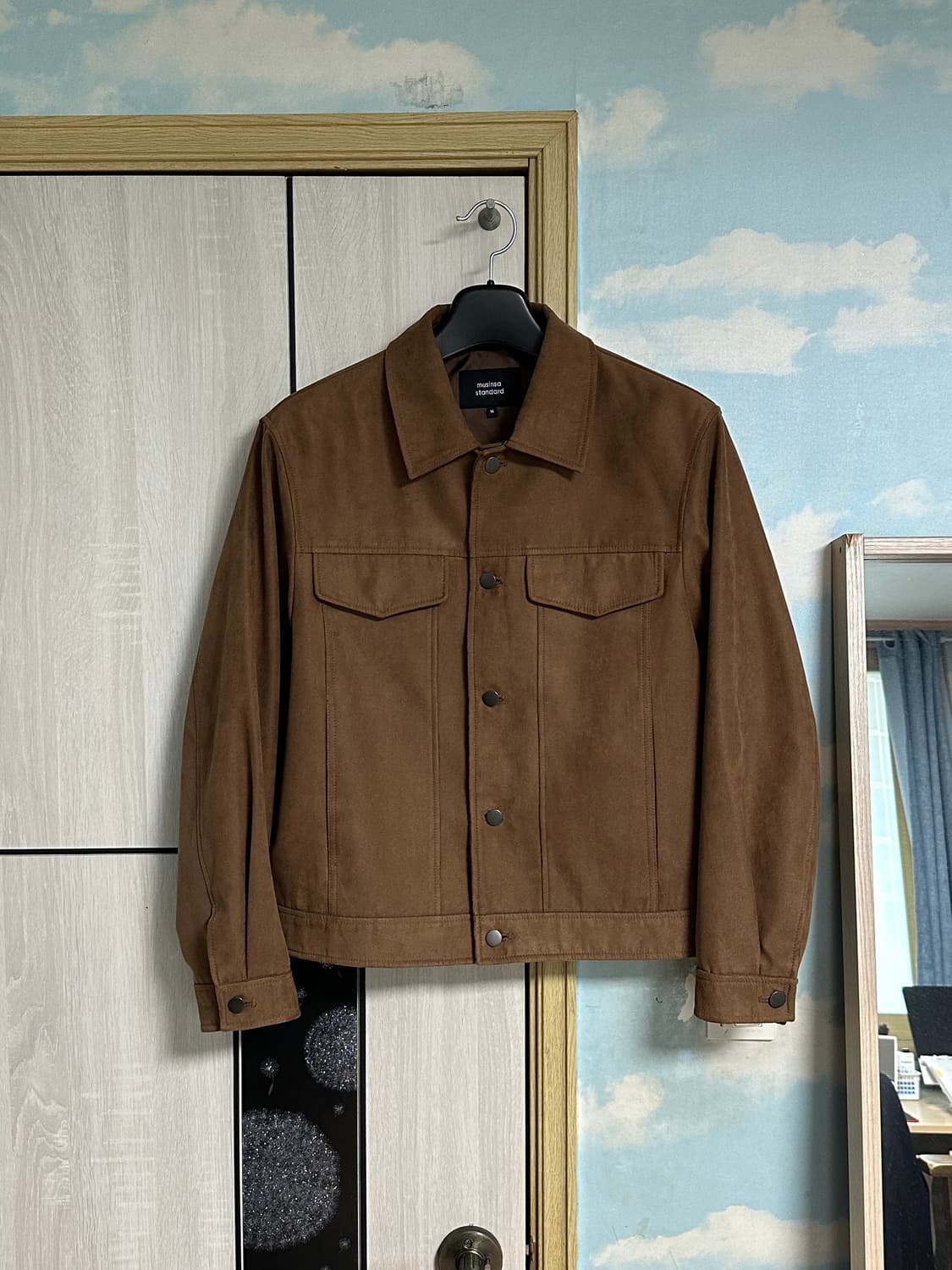 (M) 무탠다드 신세틱 스웨이드 미니멀 트러커 재킷 [라이트 브라운] 상품이미지2